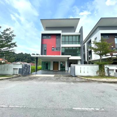 3 Storey Bungalow Corner lot Perdana Heights, Seksyen U10, Shah Alam for sale